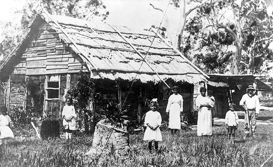 Darby family outside their home in Pialba, Queensland, ca 1914 