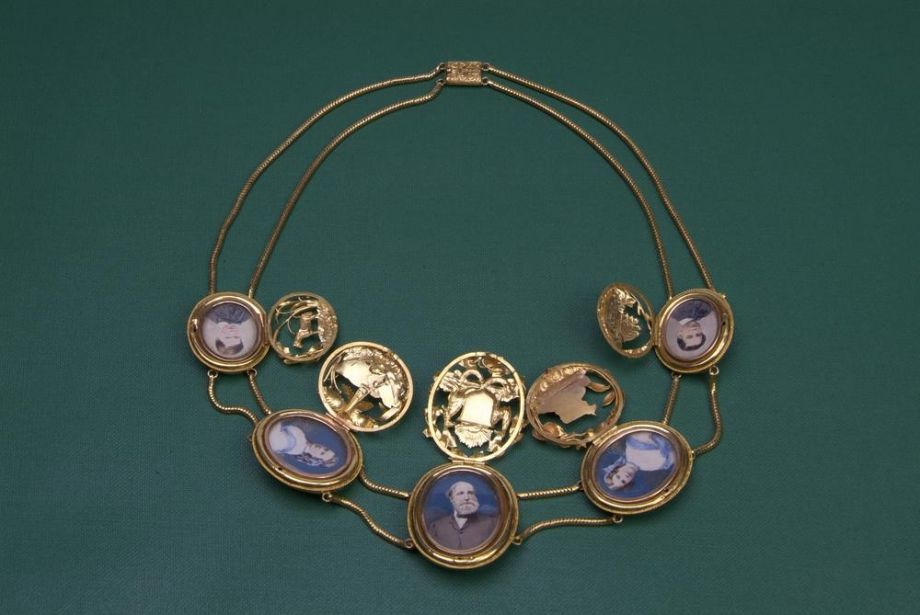 Christian Ludwig Qwist (1818 – 1877), The John Watts necklace, c.1868, 18 carat gold. Length: 40 cm; largest locket: 3.5 cm x 3 cm, John Oxley Library, State Library of Queensland. ACC: 6681