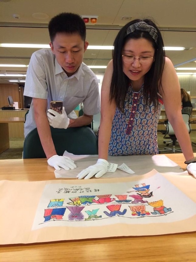 Simin Zhang and her husband Sky viewing her scroll at State Library  of Queensland