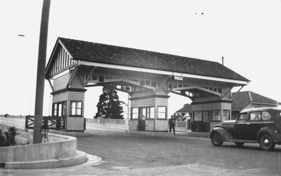 Toll-gate at the Kangaroo Point end of the Story Bridge, Brisbane, 1940-195019401950