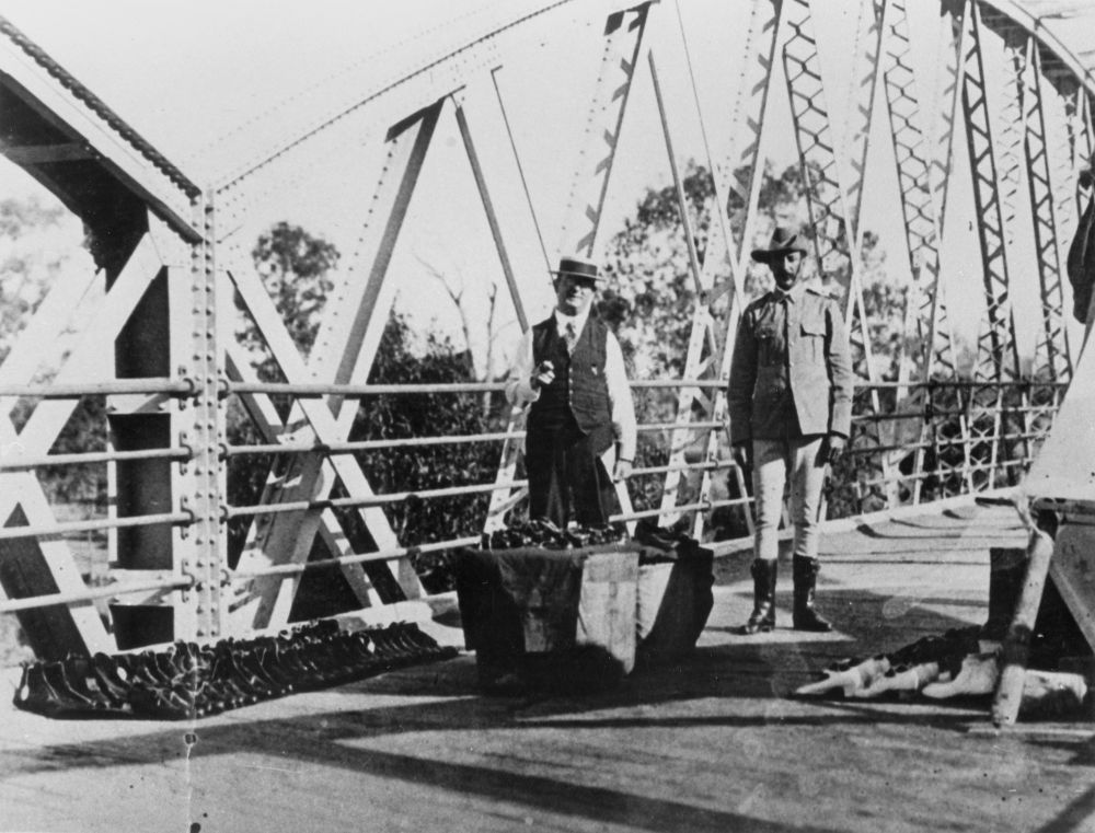 A policeman and salesman on the bridge which is a border crossing