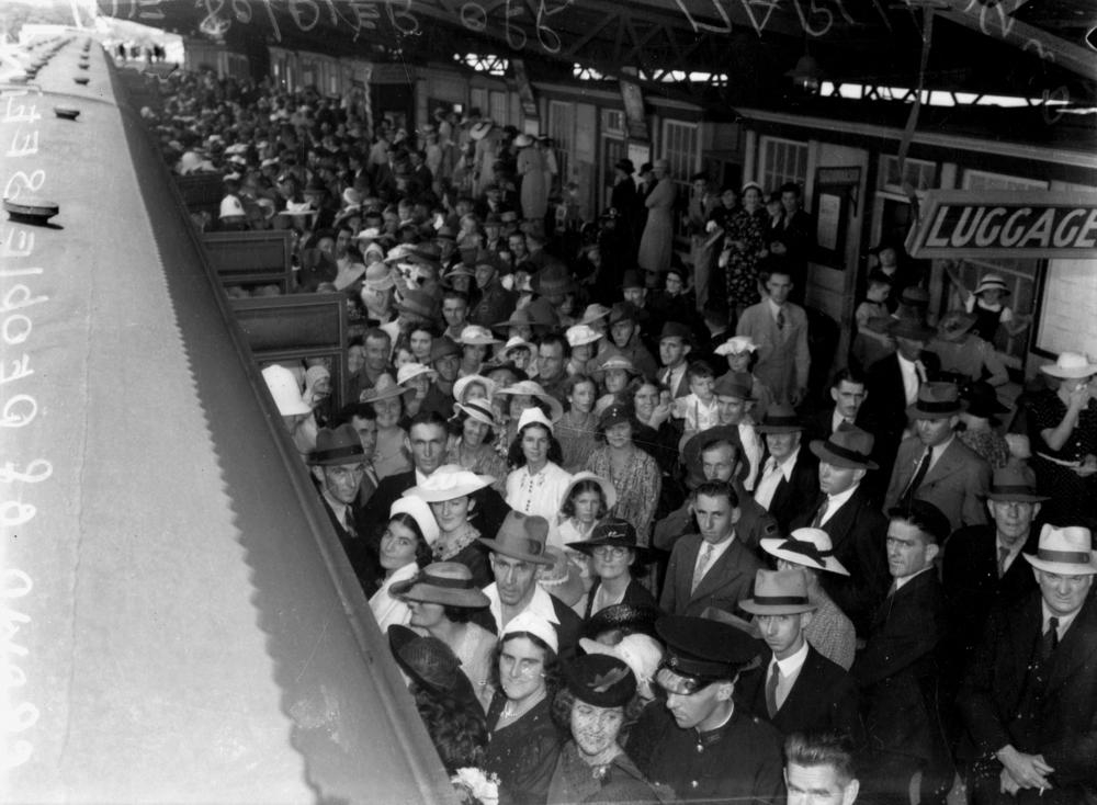 Crowds on the platform of South Brisbane Station to farewell soldiers, March 1940. 