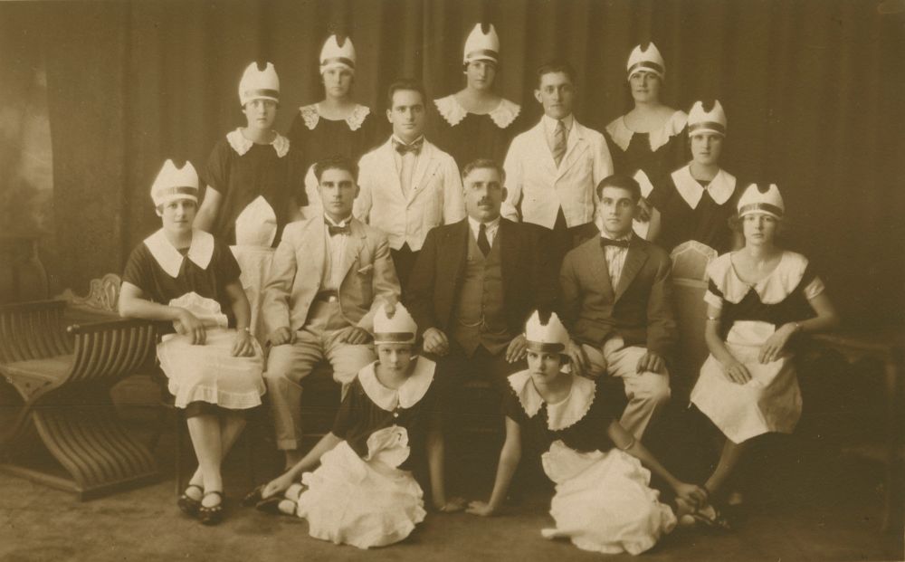 Group photo of staff from Cafe Mimosa, Maryborough from 32173 Andronicus Family photographs.