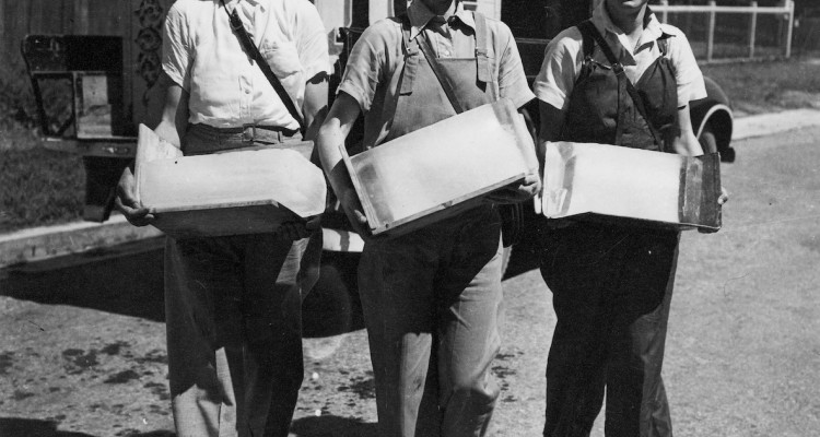 Women selling ice in the suburbs