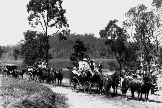 Day trippers travelling to Enoggera Reservoir, Brisbane, ca 1896