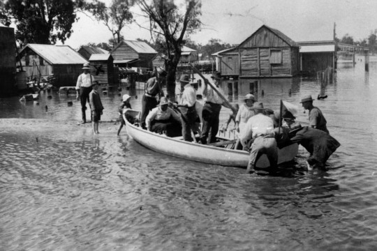 Ferrying locals across the floodwaters in Chinchilla during the 1921-22 floods Negative number: 4494