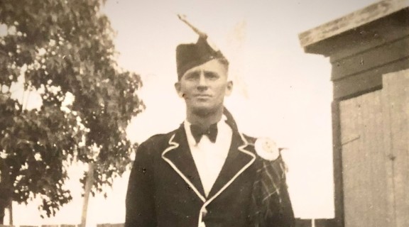John Waldie, Scots drummer. Thompson-Gray, John. Japanese Blitz on Darwin : February 19, 1942.
