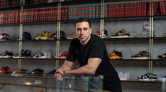 AFR. Culture Kings co-founder Simon Beard at his home on the Gold Coast. Picture by Paul Harris. Thursday 18 August 2022