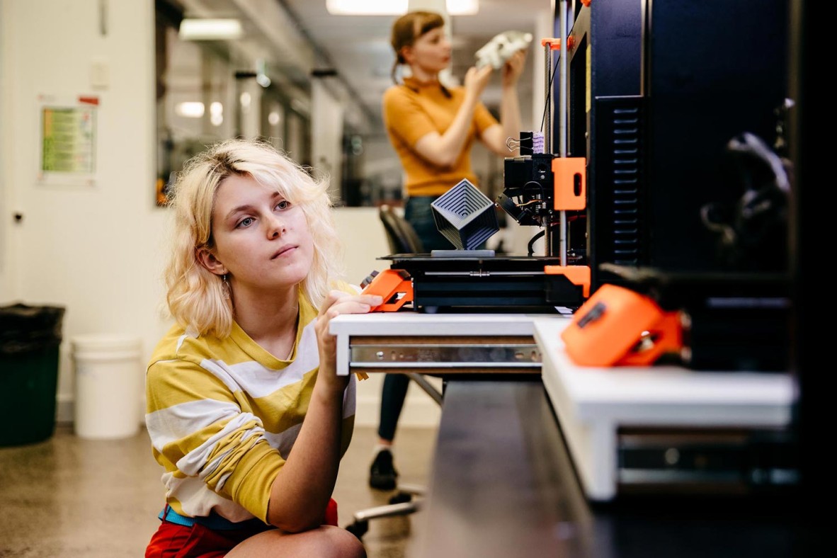 Person using a 3d printer in the Edge.