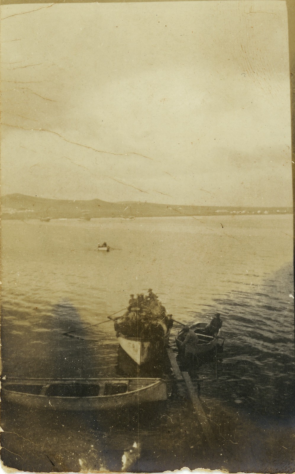 Australian troops rowing across the water in landing boats, 1915