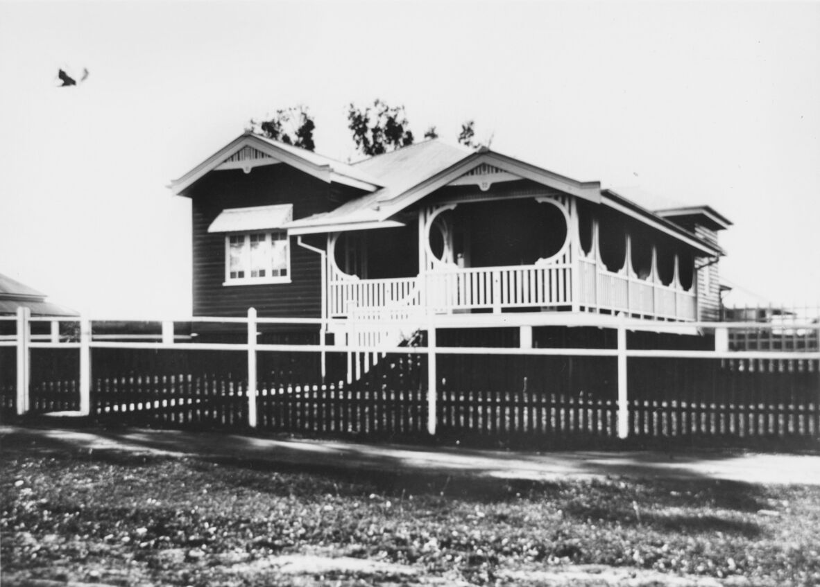 Black and white photo of Queensland home, 1920-1930