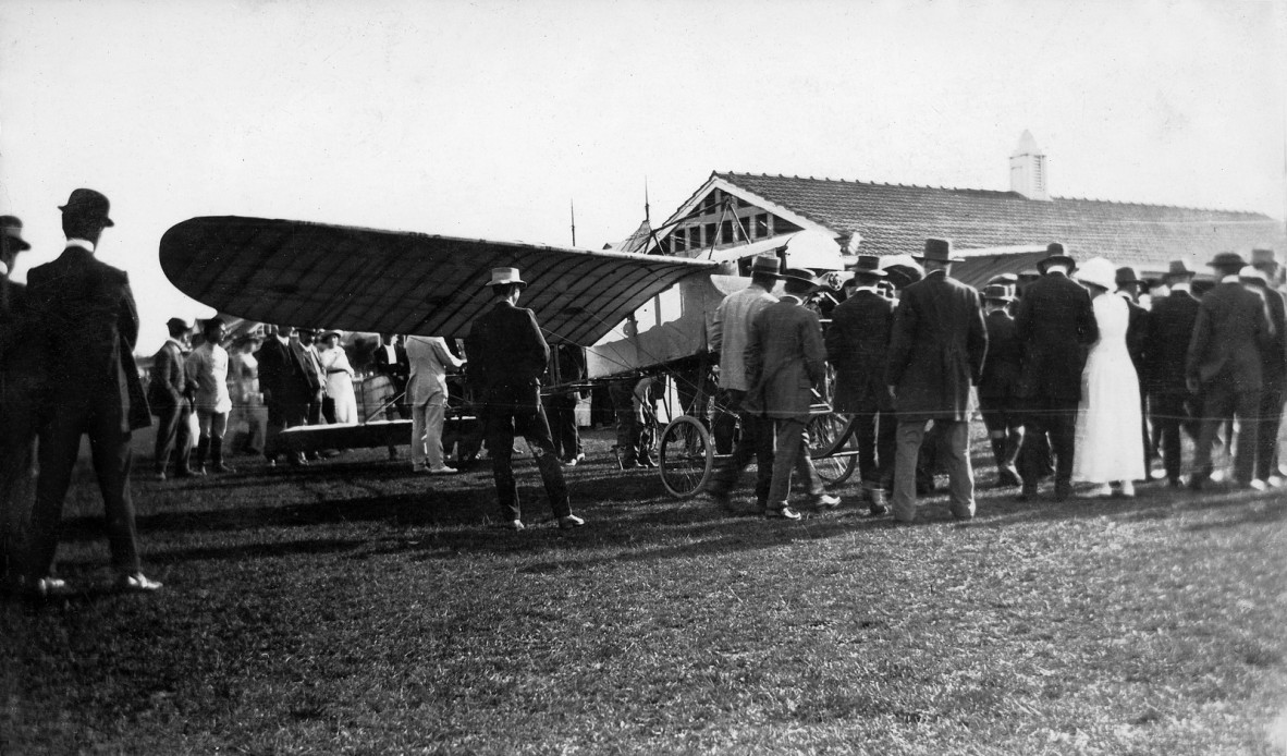 Gathering to see Arthur Burr (Wizard) Stone's Bleriot in 1912