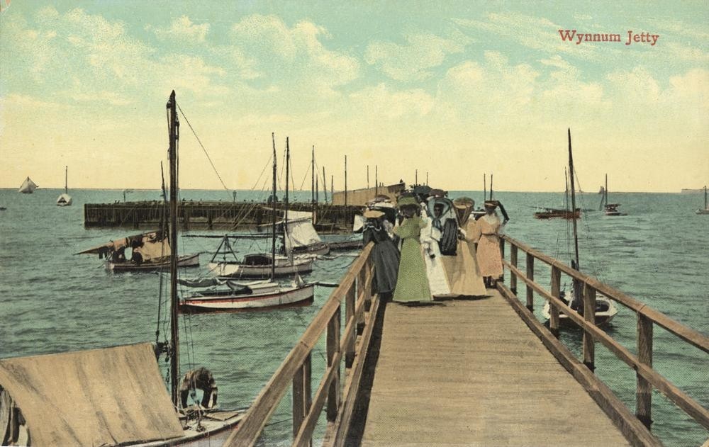 Ladies watching the boats at Wynnum Jetty, Brisbane ca. 1907.