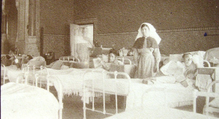 Nurse Keys among the wounded, Egypt, 1915.