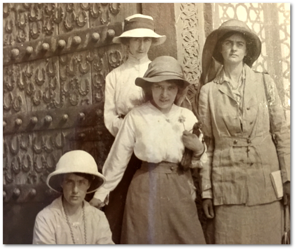 Australian Nurses, Horseshoe Gate